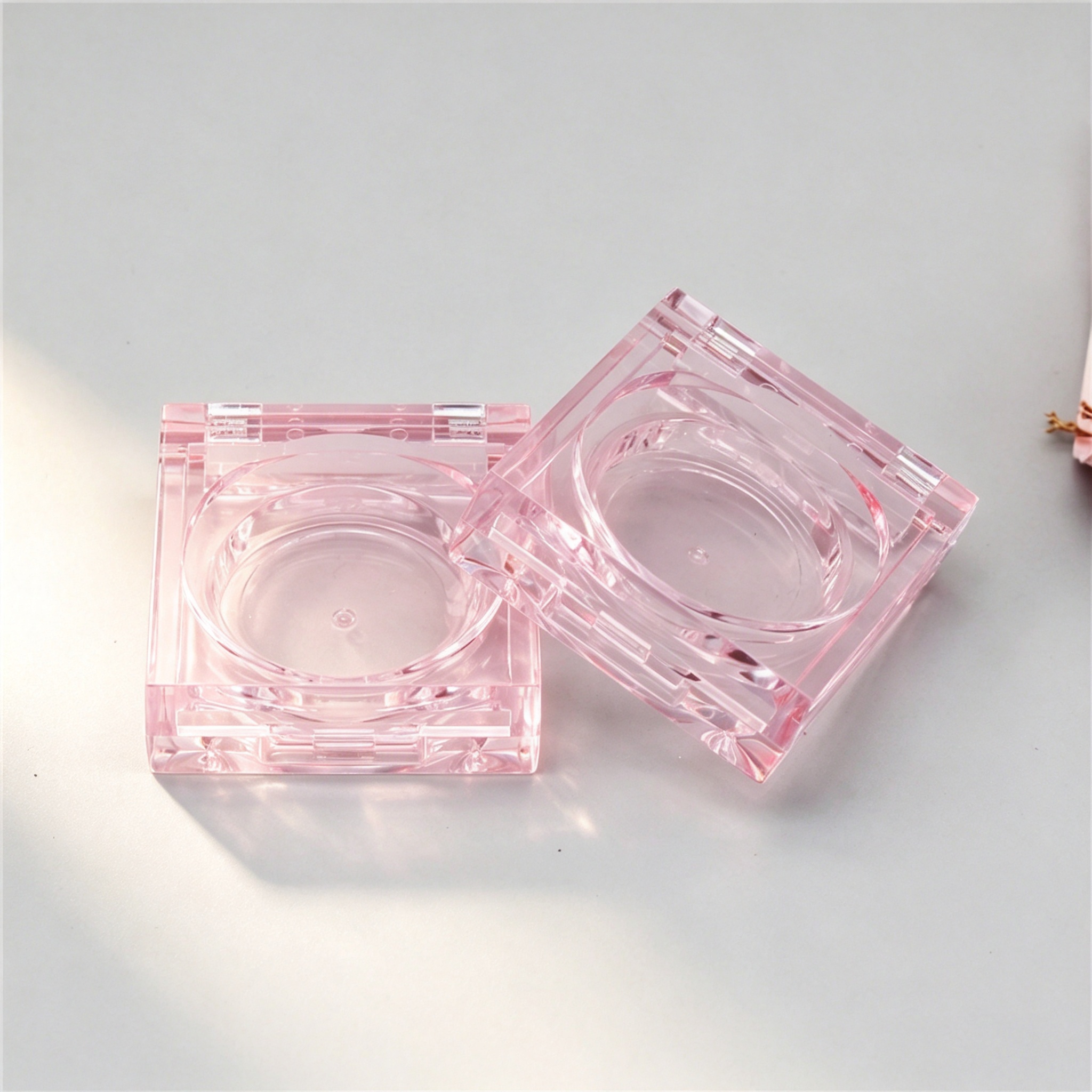 Square and round monochrome eye shadow box